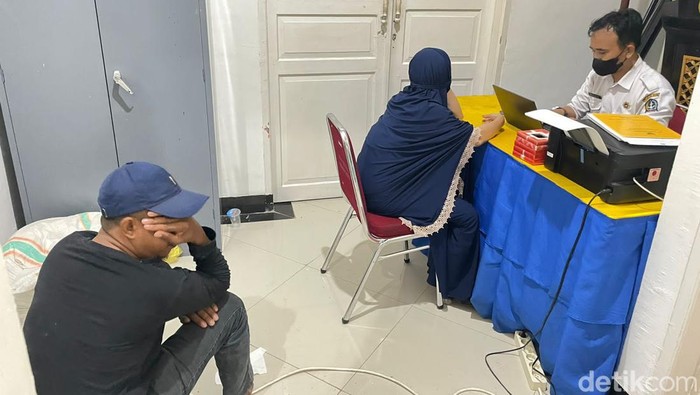 Pasangan selingkuh yang terjaring razia di Bone menjalani pemeriksaan.