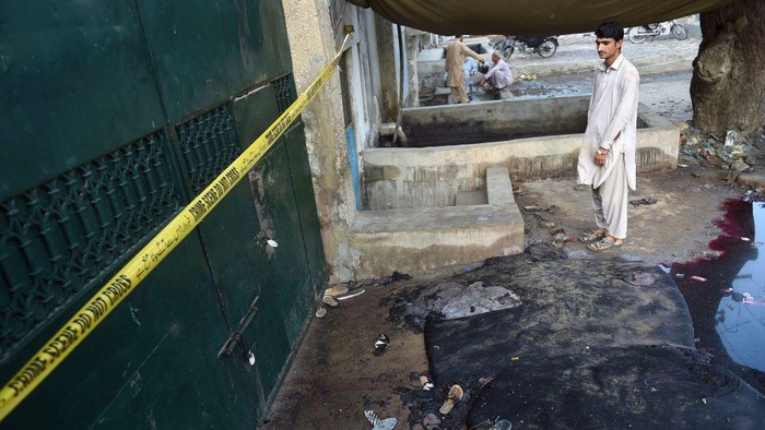 Pembagian Bantuan Ramadan di Pakistan Berujung Maut, 11 Orang Tewas A bystander looks on at the site of a stampede in Karachi on April 1, 2023, a day after a crush during a Ramadan alms donation that has killed at least 11 people. - Some 600 to 700 people were packed into a small industrial compound as a factory distributed alms in Pakistan's southern city of Karachi on March 31, officials said, and the stampede was sparked after the main gate was opened. (Photo by Rizwan TABASSUM / AFP) (Photo by RIZWAN TABASSUM/AFP via Getty Images)
