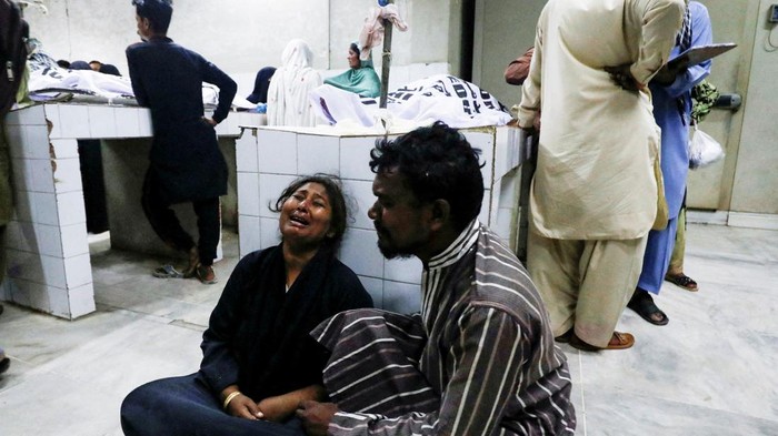 People mourn the death of a relative, who was killed along with others in a stampede during handout distribution, at a hospital morgue in Karachi, Pakistan March 31, 2023. REUTERS/Akhtar Soomro REFILE - QUALITY REPEAT TPX IMAGES OF THE DAY