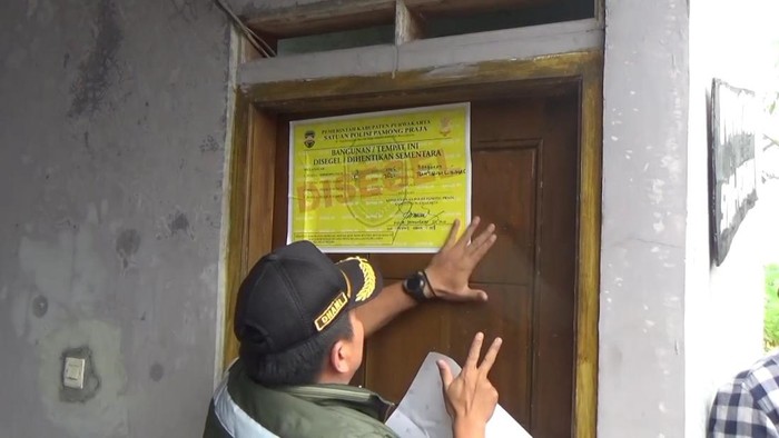 Penyegelan bangunan tak berizin yang digunakan sebagai tempat ibadah umat Kristen di Purwakarta.