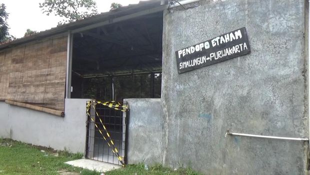 Penyegelan bangunan tak berizin yang digunakan sebagai tempat ibadah umat Kristen di Purwakarta.