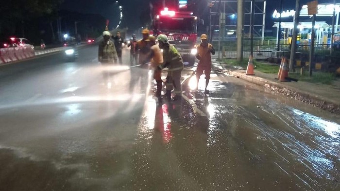 Belasan Pemotor Tergelincir gegara Tumpahan Tanah di Cakung Jaktim