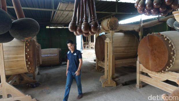 Perajin beduk di Mojokerto yang kebanjiran berkah saat Ramadhan
