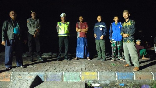 Pihak kepolisian Polsek Negara saat melakukan patroli malam untuk mencegah terjadinya perang sarung di wilayah pesisir Pantai Cupel, Desa Cupel, Kecamatan Negara, Kabupaten Jembrana, Jumat (31/3/2023).