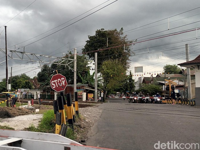 Perlintasan sebidang KA di Pasar Nongko Solo, Minggu (2/4/2023) siang.
