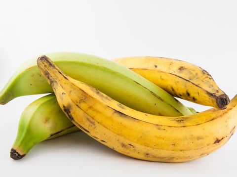 Pisang tanduk matang, bahan utama pembuatan kolak pisang.