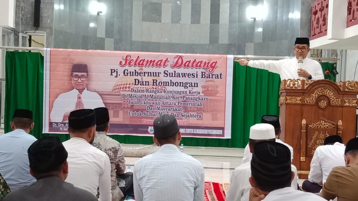 Pj Gubernur Sulawesi Barat, Akmal Malik melaunching gerakan penanganan stunting berbasis masjid di Masjid Al Madina, Kabupaten Pasangkayu.
