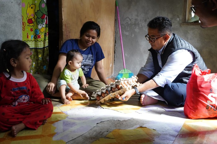 Pj Gubernur Sulawesi Barat (Sulbar) Akmal Malik menyalurkan bantuan stunting di Desa Bambaira, Kecamatan Bambaira, Kabupaten Pasangkayu.