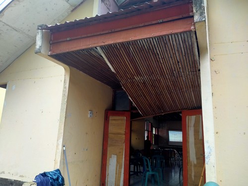 Planfon depan Aula Camat Woja, yang rusak akibat gempa 5,8 Bima, Minggu (2/4/2023). (Faruk)
