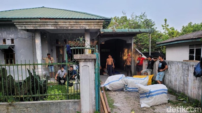 Polisi menggerebek rumah penampungan pakaian bekas impor di Medan.