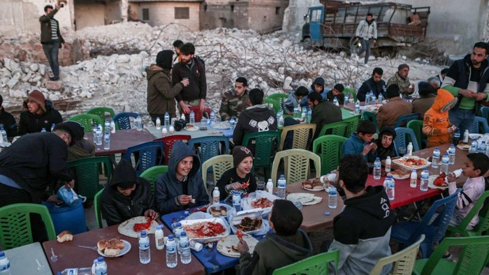 Potret Buka Puasa Ramadan Korban Gempa di Suriah Locals affected by the February 6 earthquake attend a mass