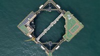 Anjungan pengeboran minyak lepas pantai? Bukan. Ini adalah pemandangan udara dari keramba ikan laut dalam Jinghai 005, di perairan dekat Pulau Changdao di Yantai, Provinsi Shandong, China. Keramba tersebut berukuran panjang 68 meter dan lebar 68 meter.  Tang Ke/VCG/Getty Images  