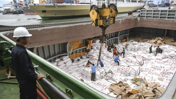 Potret Kedatangan Gula Impor Tahap Pertama Pekerja melakukan bongkar muat gula kristal putih impor di Pelabuhan Tanjung Priok, Jakarta, Sabtu (1/4/2023). Holding Pangan ID Food mendatangkan Gula Kristal Putih (GKP) impor tahap pertama sebanyak 107.900 ton untuk menjaga ketersediaan dan stabilisasi harga gula serta memenuhi kebutuhan saat Ramadhan dan Lebaran sesuai penugasan dari Badan Pangan Nasional. ANTARA FOTO/Hafidz Mubarak A/tom.