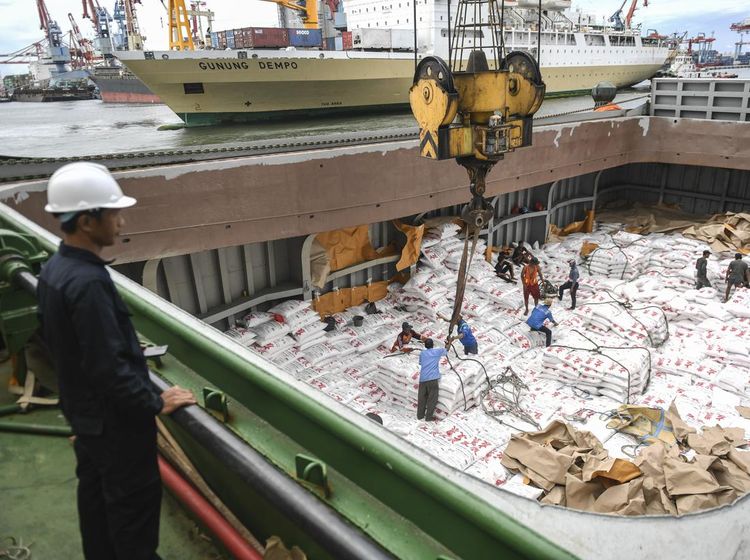 Potret Ratusan Ribu Ton Gula Impor Tiba di Tanjung Priok Jakarta