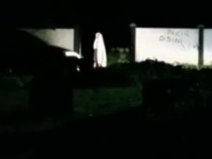 Aksi Ngawur Bocil Prank Pocong di Makam Malang Nyaris Bikin Orang Celaka