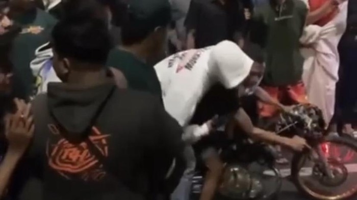 Pria todongkan pistol bubarkan balap liar di Madiun