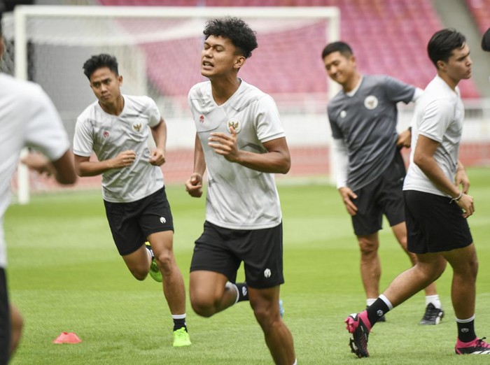 Pelatih Timnas U-20 Shin Tae-yong memimpin sesi latihan terakhir di Stadion Utama Gelora Bung Karno, Jakarta, Sabtu (1/4/2023). Pelatih Timnas Indonesia U-20 Shin Tae-yong resmi membubarkan Timnas U-20 setelah skuad berjuluk Garuda Nusantara itu batal bermain pada Piala Dunia U-20 dengan status sebagai tuan rumah. ANTARA FOTO/Hafidz Mubarak A/hp.