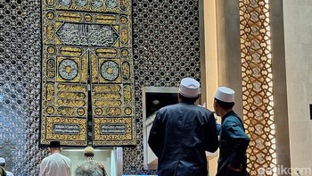 Pengunjung mengagumi keindahaan bagian depan Masjid Istiqlal. Foto: Adi Fida Rahman/detikINET
