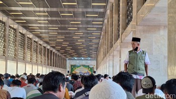 Masjid Istiqlal turut membagkan makanan untuk pengunjung berbuka puasa. Foto: Adi Fida Rahman/detikINET