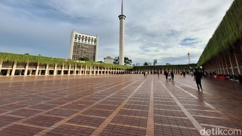 Sembari menunggu waktu berbuka, kita bisa mengintari sekeliling Masjid Istaqlal. Banyak objek yang menarik bisa diabadikan. Foto: Adi Fida Rahman/detikINET