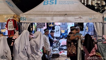 Pengunjung bisa berbelanja perangkat muslim di stand pameran. Foto: Adi Fida Rahman/detikINET