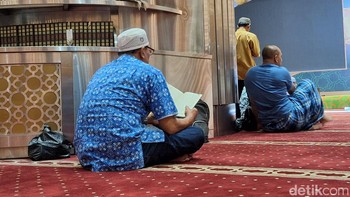 Sembari menunggu Isya dan Tarawih, kita bisa membaca Al Quran. Foto: Adi Fida Rahman/detikINET