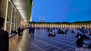 Beberapa pengujung yang datang bersama kerabat berbuka puasa bareng di pelataran Masjid Istiqlal. Foto: Adi Fida Rahman/detikINET