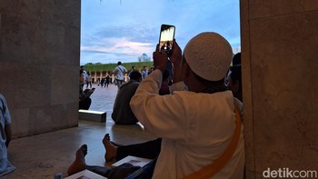Mengabadikan keindahan langit petang yang dilakukan pengunjung. Foto: Adi Fida Rahman/detikINET