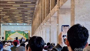 Jelang Magrib, di koridor teras Masjid Istiqlal digelar zikir dan tausiah. Foto: Adi Fida Rahman/detikINET