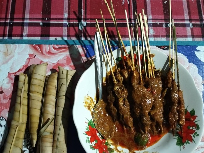 Sate bulayak khas Lombok yang banyak diburu sebagai menu buka puasa.