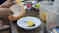 Karena stok daging kelapa muda yang sebelumnya habis, pegawai ini langsung mengambil daging kelapa muda dari batoknya. Bikin ngiler ya? Foto: Detikcom / Atiqa Rana