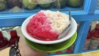 Seperti ini tampilan es campurnya. Isinya ada kelapa muda, tape, kolang kaling, cincau, dan alpukat. Segar ya? Foto: Detikcom / Atiqa Rana