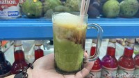 Sementara untuk es teler, di atasnya hanya diberi tambahan susu kental manis original saja. Ini pun tak kalah menyegarkan! Foto: Detikcom / Atiqa Rana