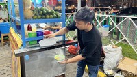 Selain es campur dan es teler, mereka juga menawarkan menu lain. Salah satunya minuman alpukat jeruk yang creamy dan manis. Foto: Detikcom / Atiqa Rana