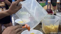 Seperti ini proses meracik es. Pegawai sedang menaruh daging buah kelapa muda ke dalam seporsi es campur pesanan pelanggan. Foto: Detikcom / Atiqa Rana
