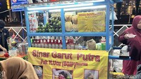 Kalau ke pusat kuliner G Town Square, jangan lupa mampir ke gerobak es teler dan es campur legendaris ini yang sudah ada sejak 1958. Foto: Detikcom / Atiqa Rana