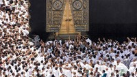 Sejumlah jemaah berusaha meraih berkah dengan menyentuh Kabah, Jumat (31/3/2023).  