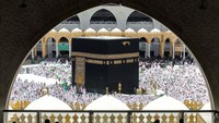 Ribuan umat Islam dari berbagai penjuru dunia membanjiri Masjidil Haram, Mekah, pada bulan suci Ramadan untuk mengharap limpahan berkah dari Allah Swt.