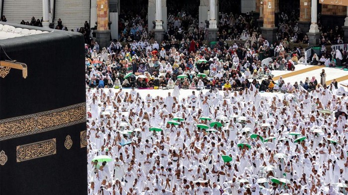 Muslim worshippers reach for a blessing to touch the Kaaba, Islam's holiest shrine, at the Grand Mosque in the holy city of Mecca during the second Friday prayers in the holy month of Ramadan on March 31, 2023. (Photo by Abdel Ghani BASHIR / AFP) (Photo by ABDEL GHANI BASHIR/AFP via Getty Images)