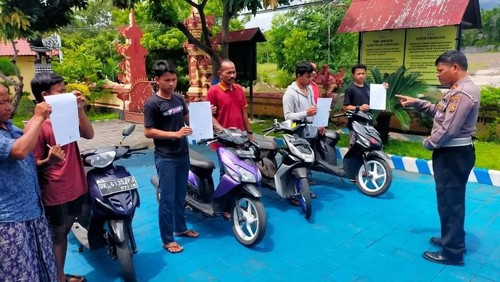 Sejumlah pemilik motor berknalpot brong  mengambil kendaraannya di Polsek Kubu dengan didampingi oleh orang tua masing-masing, Minggu (2/4/2023). (istimewa)