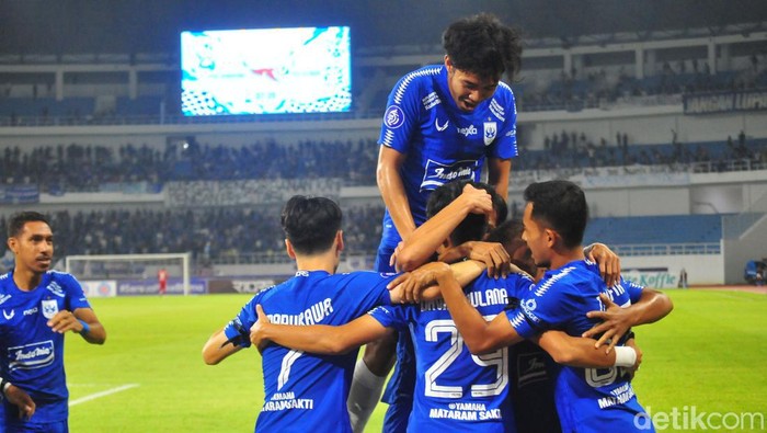 Selebrasi pemain PSIS Semarang usai Septian David Maulana menjebol gawang PSS Sleman di Stadion Jatidiri Semarang, Minggu (2/4/2023) malam.