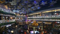 Suasana pusat perbelanjaan Lippo Mall Kemang berubah penampilan, menyemarakkan bulan Ramadan ini Lippo Mall Kemang bertransisi menjadi The Marrakech Vibes, Jakarta, Minggu (2/4/2023). Lippo Mall Kemang menampilkan dekorasi Ramadan dengan konsep Marrakech Vibes dengan nuansa warna yang didominasi dengan warna gold. 