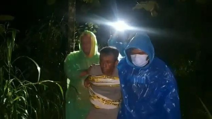 Seorang pria dikeler polisi di Desa Balun, Kecamatan Wanayasa Banjarnegara. Diduga berkaitan dengan kasus pembunuhan. Foto diunggah Minggu (2/4/2023) malam.