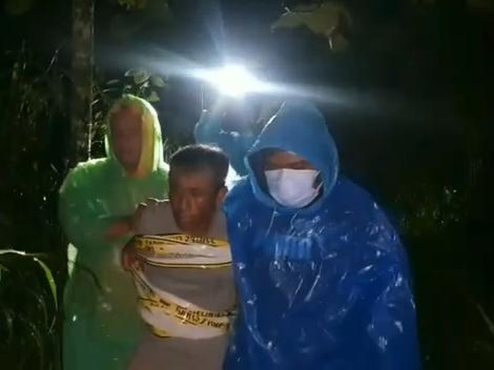 Seorang pria dikeler polisi di Desa Balun, Kecamatan Wanayasa Banjarnegara. Diduga berkaitan dengan kasus pembunuhan. Foto diunggah Minggu (2/4/2023) malam.