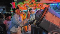 Peserta Festival Arakan Sahur memainkan musik dengan iringan beduk saat melewati Jalan Sultan Hasanuddin, Kuala Tungkal, Tanjung Jabung Barat, Jambi, Sabtu (1/4/2023) malam. 