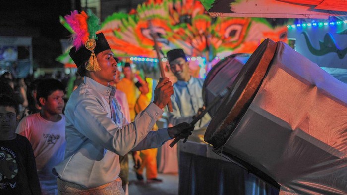 Serunya Festival Arakan Sahur di Jambi Peserta Festival Arakan Sahur memainkan musik dengan iringan beduk saat melewati Jalan Sultan Hasanuddin, Kuala Tungkal, Tanjung Jabung Barat, Jambi, Sabtu (1/4/2023) malam. Festival tahunan yang diikuti ratusan peserta dengan mengelilingi jalan-jalan perkotaan setempat sambil memainkan alat musik dan tarian itu digelar untuk memeriahkan bulan suci Ramadhan. ANTARA FOTO/Wahdi Septiawan/aww.