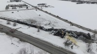 Sebuah kereta BNSF yang membawa etanol dan sirup jagung tergelincir dan terbakar di Raymond, Minnesota, AS. AP/Mark Vancleave 