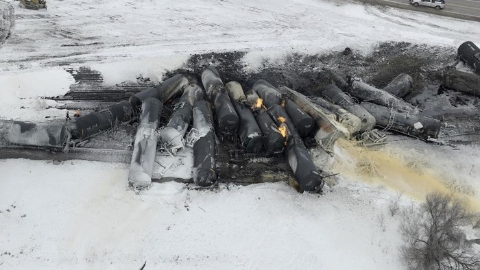 Sisa-sisa Kereta Angkut Bahan Kimia Anjlok hingga Terbakar di AS A BNSF train carrying ethanol and corn syrup derailed and caught fire in Raymond, Minn., Thursday, March 30, 2023. BNSF officials said 22 cars derailed, including about 10 carrying ethanol, and the track remains blocked, but that no injuries were reported due to the accident. The cause of the derailment hasn't been determined. (Mark Vancleave /Star Tribune via AP)