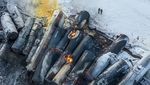 Sisa-sisa Kereta Angkut Bahan Kimia Anjlok hingga Terbakar di AS