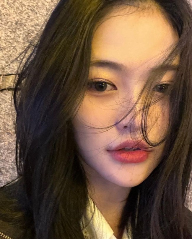 Aku bekerja keras di DIA tapi aku tidak bisa melampaui BEP jadi aku menerima 700 ribu won sebulan dari orang tuaku walaupun situasi keluargaku sulit. Ayahku membuka restoran jjamppong di Pulau Jeju ketika siang dan bekerja jadi chef di hotel kecil saat malam. Ibuku berhenti kerja saat melahirkan jadi ada keterbatasan jadi dia mencari pekerjaan di pabrik,Foto: Instagram